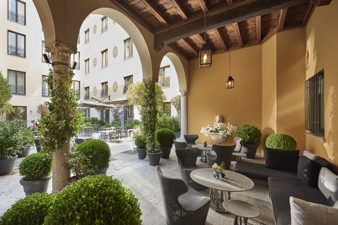 milan-fine-dining-mandarin-bar-courtyard-day