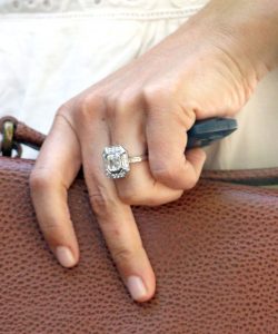 1468952970-syn-hbz-1468943736-pippa-middleton-engagement-ring-02