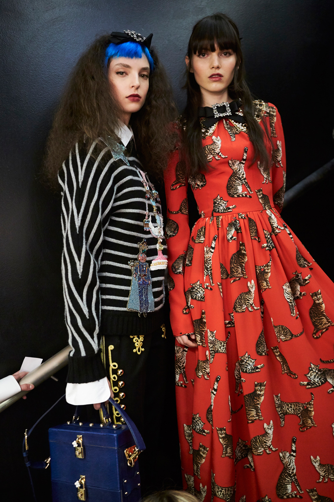 dolcegabbana-fall-winter-2016-17-women-fashion-show-backstage-01-29