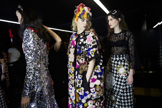 dolcegabbana-fall-winter-2016-17-women-fashion-show-backstage-01-33