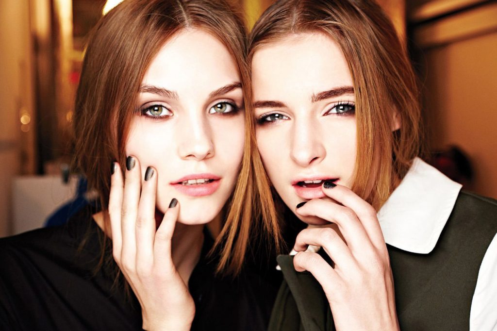 How To Apply Makeup With Your Hands - A&E Magazine