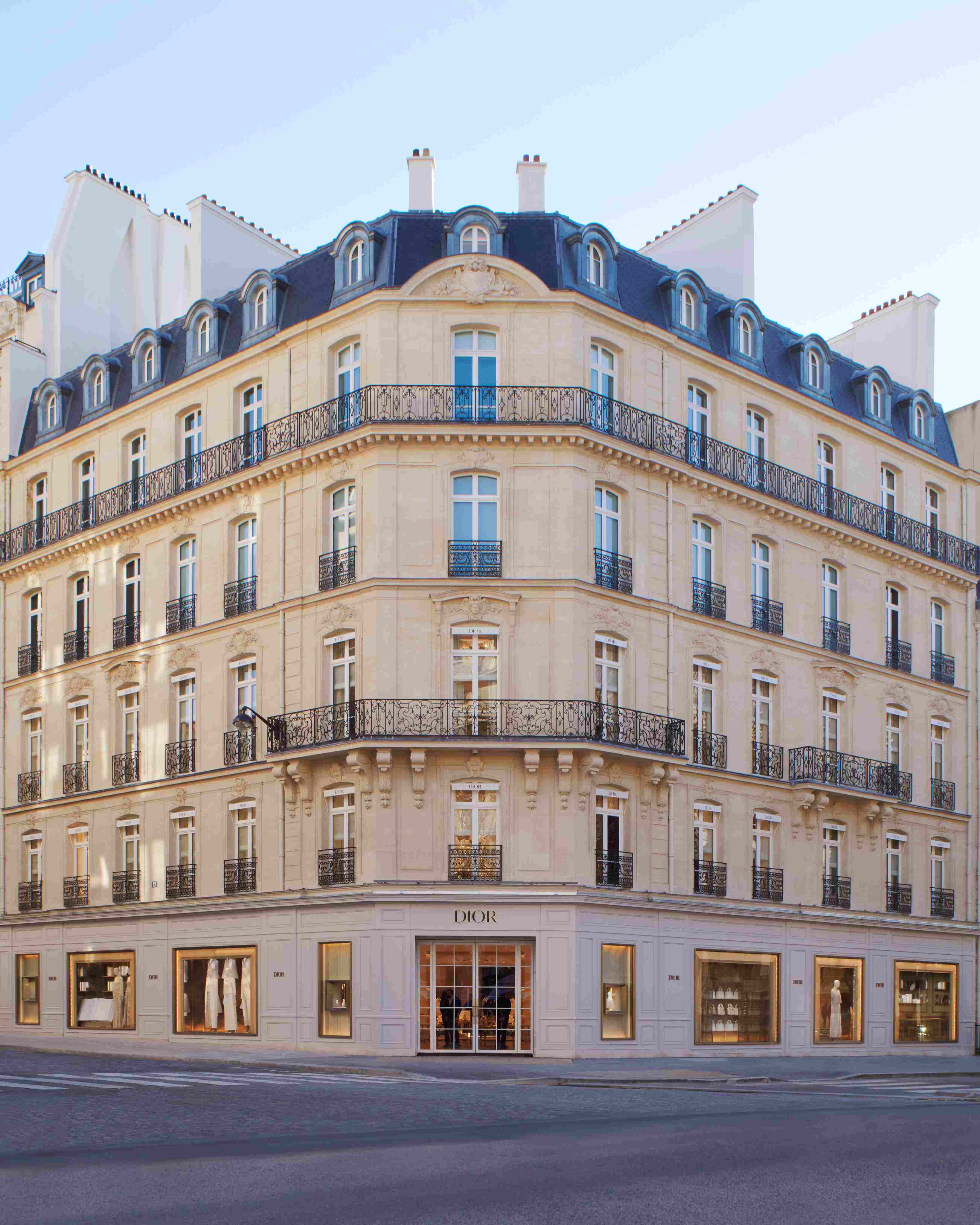 Dior ouvre gratuitement sa galerie avenue Montaigne ce week-end