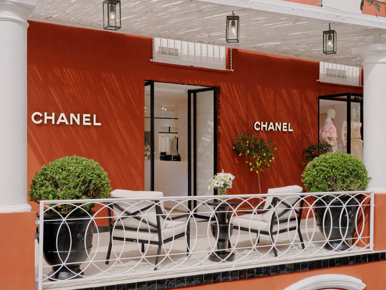 Paris, France, Chanel Store Front Windows, Fashion Display, designer store  with mannequins, Rich Products Stock Photo - Alamy