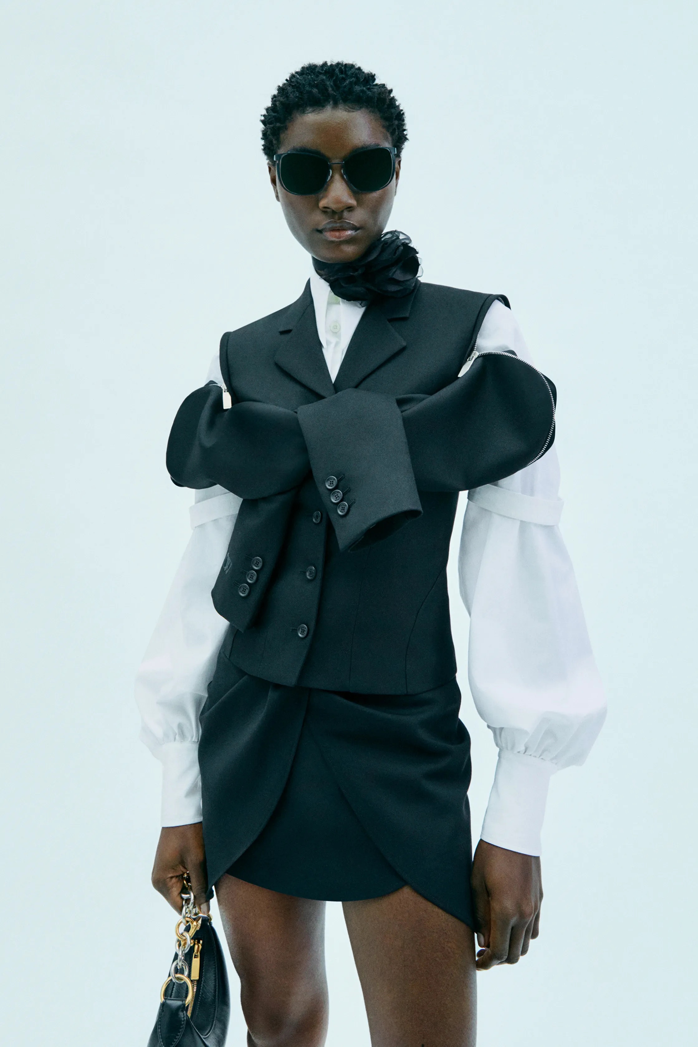 When Ib Kamara presented his debut Off-White™ collection for Fall/Winter  2023, the creative visionary took audiences and on-lookers on a…