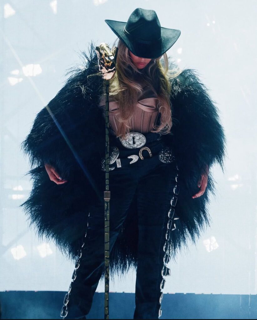 Beyoncé Wears Custom Schiaparelli Haute Couture for Cowboy Carter Tour ...